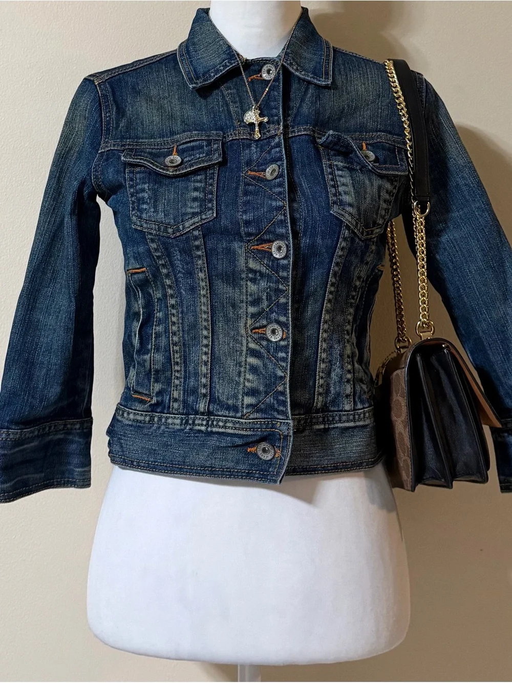 2000s vintage style cropped fitted denim jean jacket